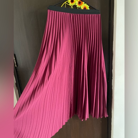 Maroon pleated long skirt - Picture 4 of 4